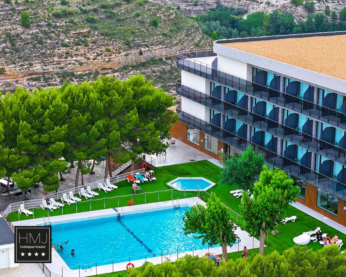 Una vista aérea de un hotel con piscina. en Hotel Spa Mirador, en Jorquera