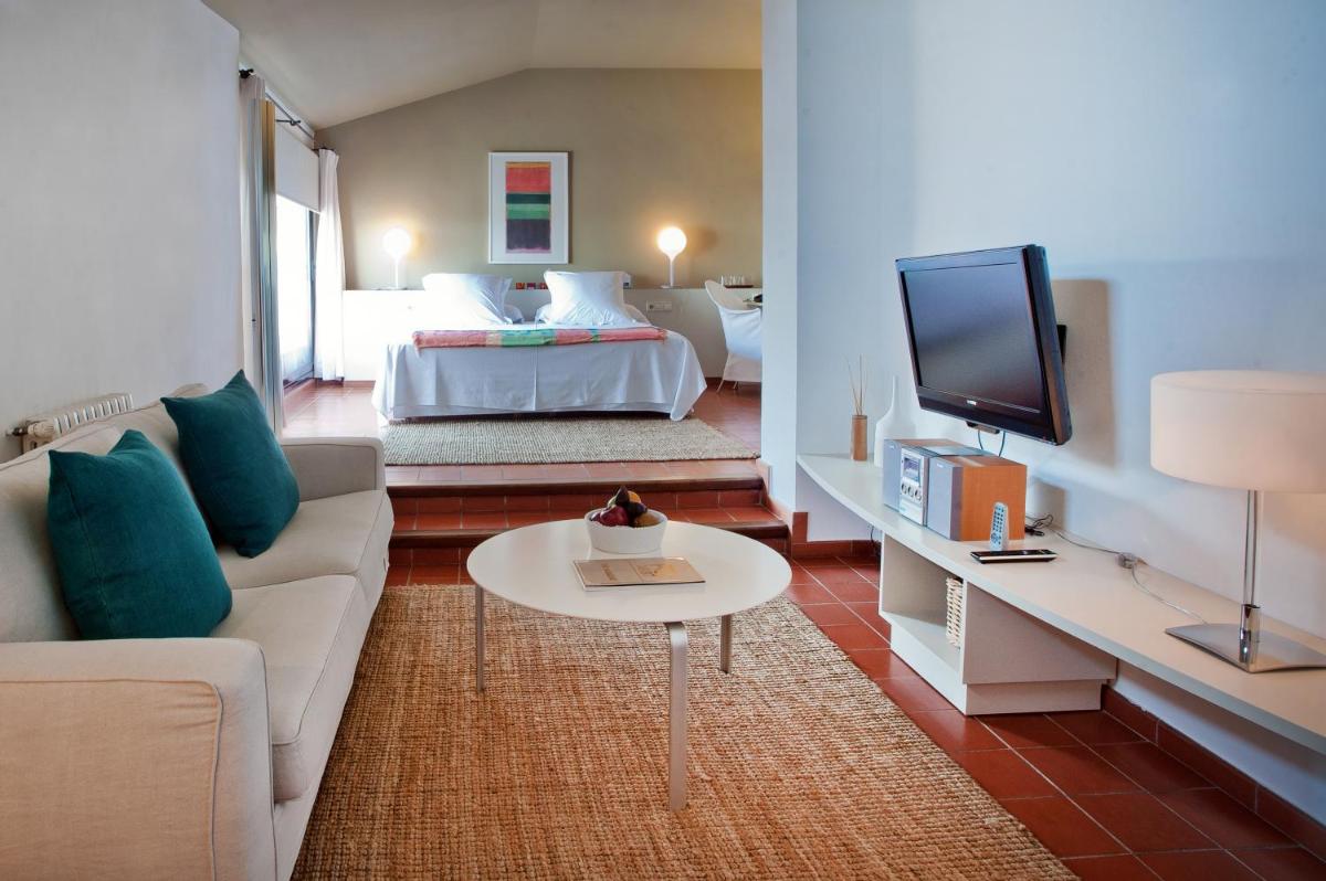 Una televisión o centro de entretenimiento en Mas Falgarona Hotel Boutique & SPA