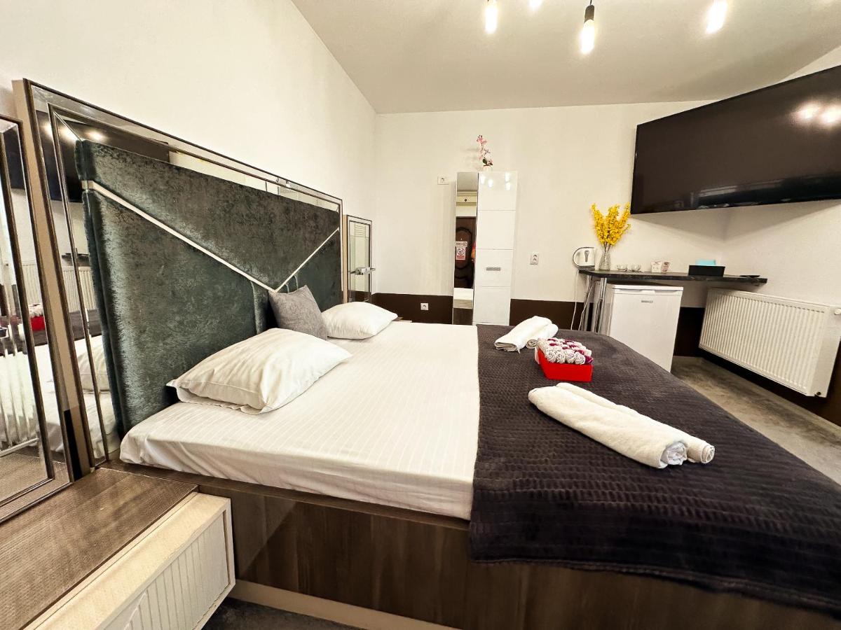 The Royal - Studio with Balcony & Panoramic View - Housity