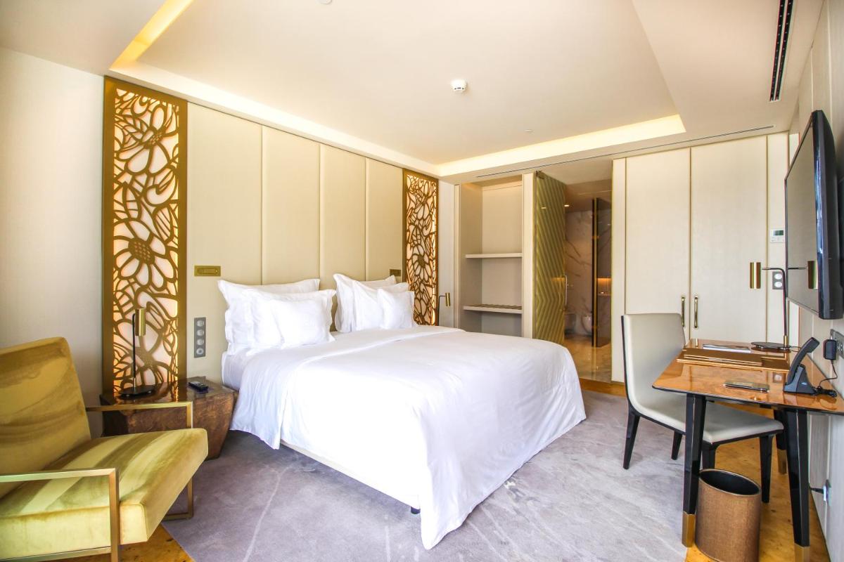 Uma cama ou camas num quarto em Savoy Palace - The Leading Hotels of the World - Savoy Signature