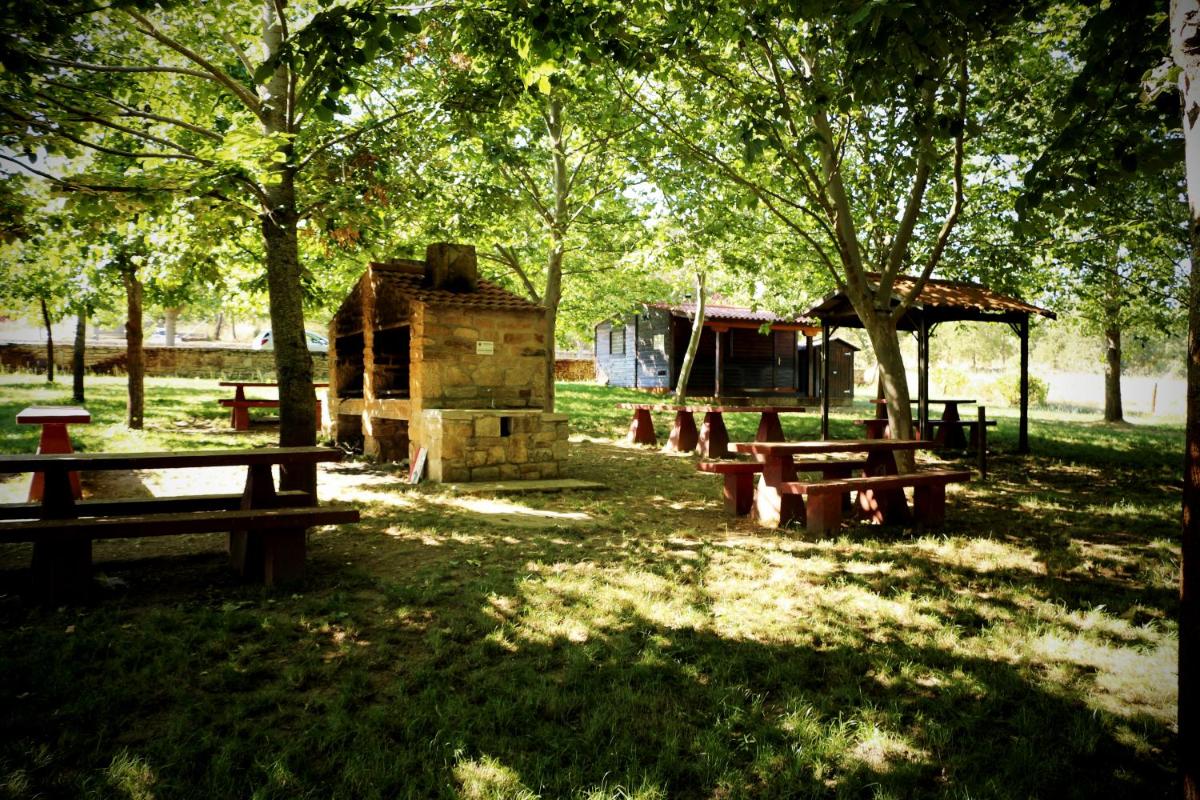 Um jardim no exterior de Cró Hotel Rural