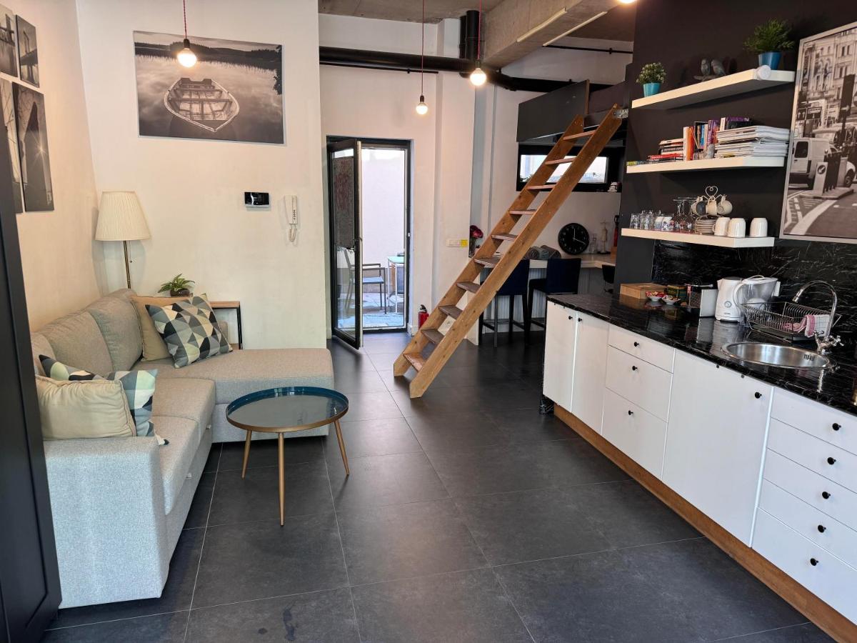 Modern cozy studio with backyard - Housity