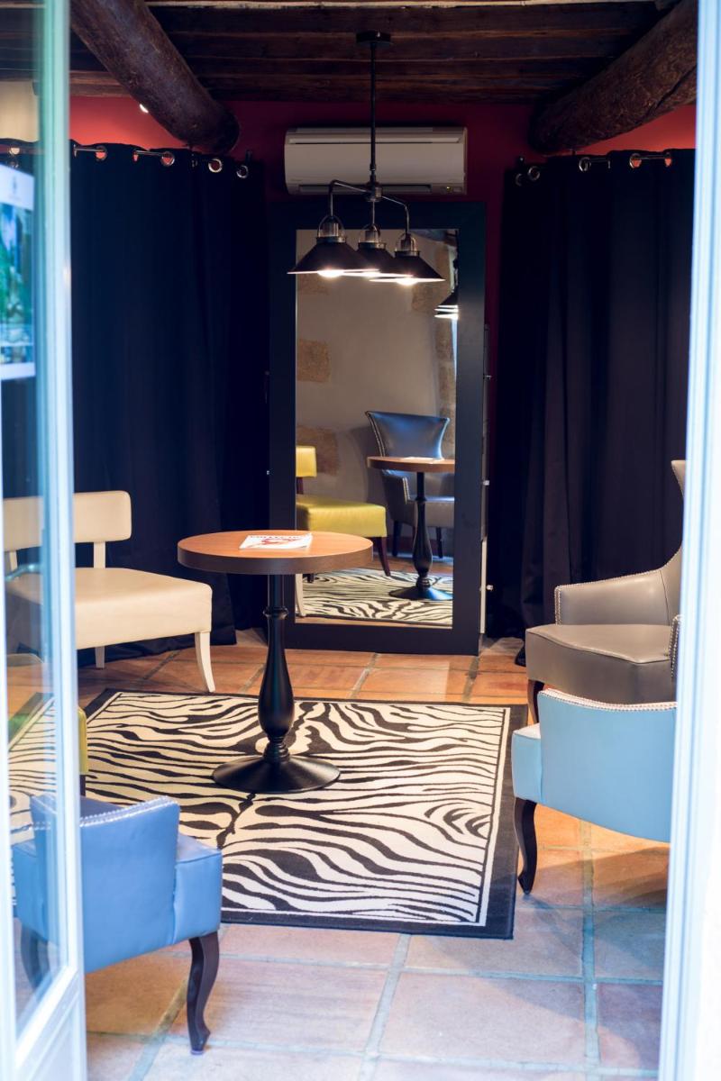 Coin salon dans l'établissement Le Castellas Hotel & SPA - TERITORIA