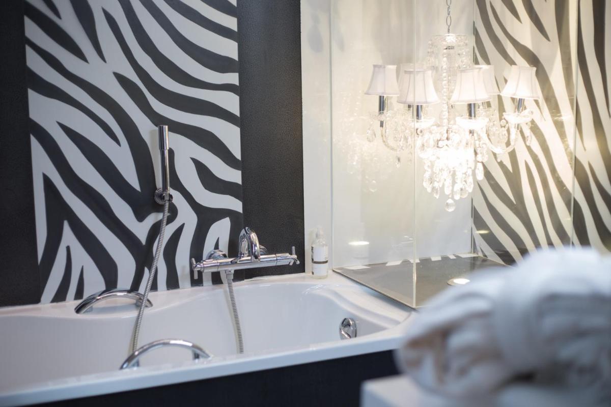 Salle de bains dans l'établissement Le Castellas Hotel & SPA - TERITORIA