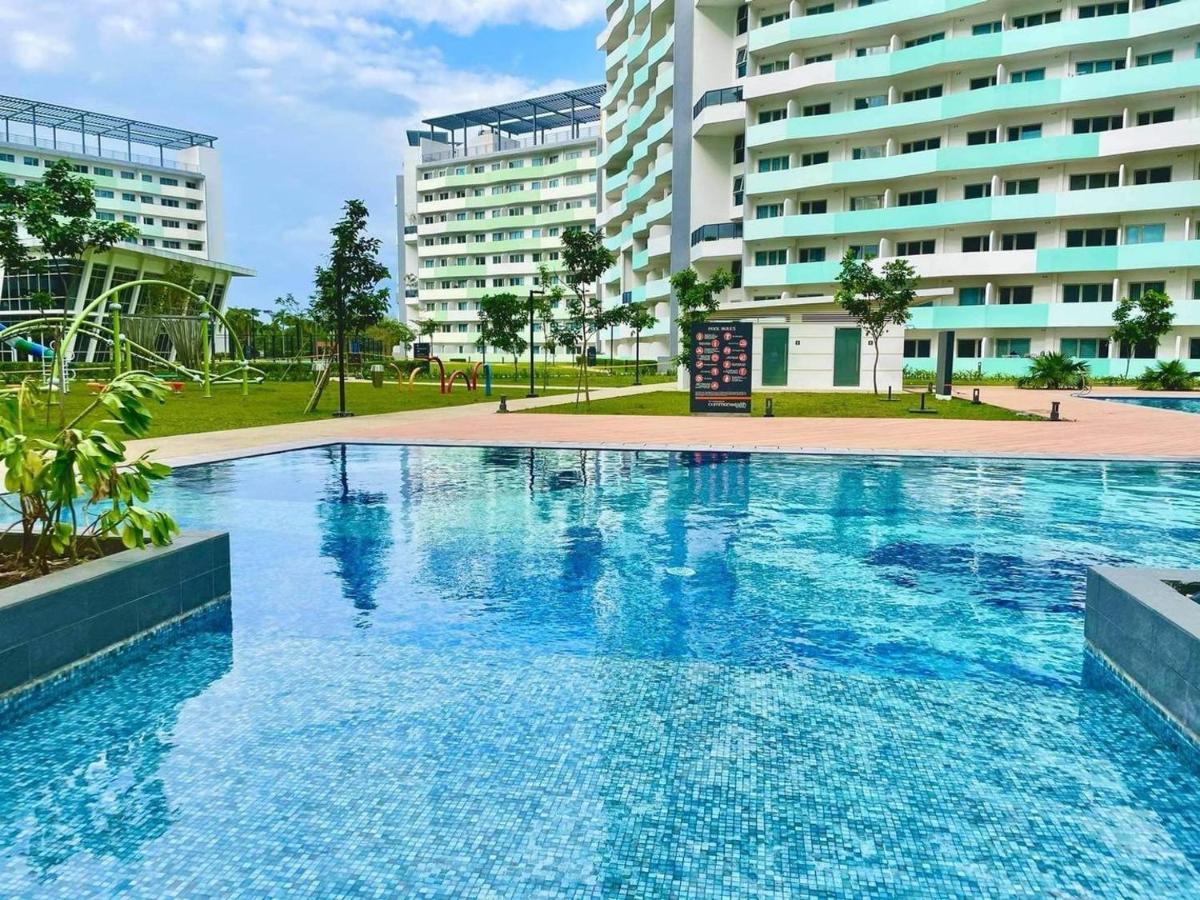 Nice one BR condo free pool in Commonwealth QC - Housity