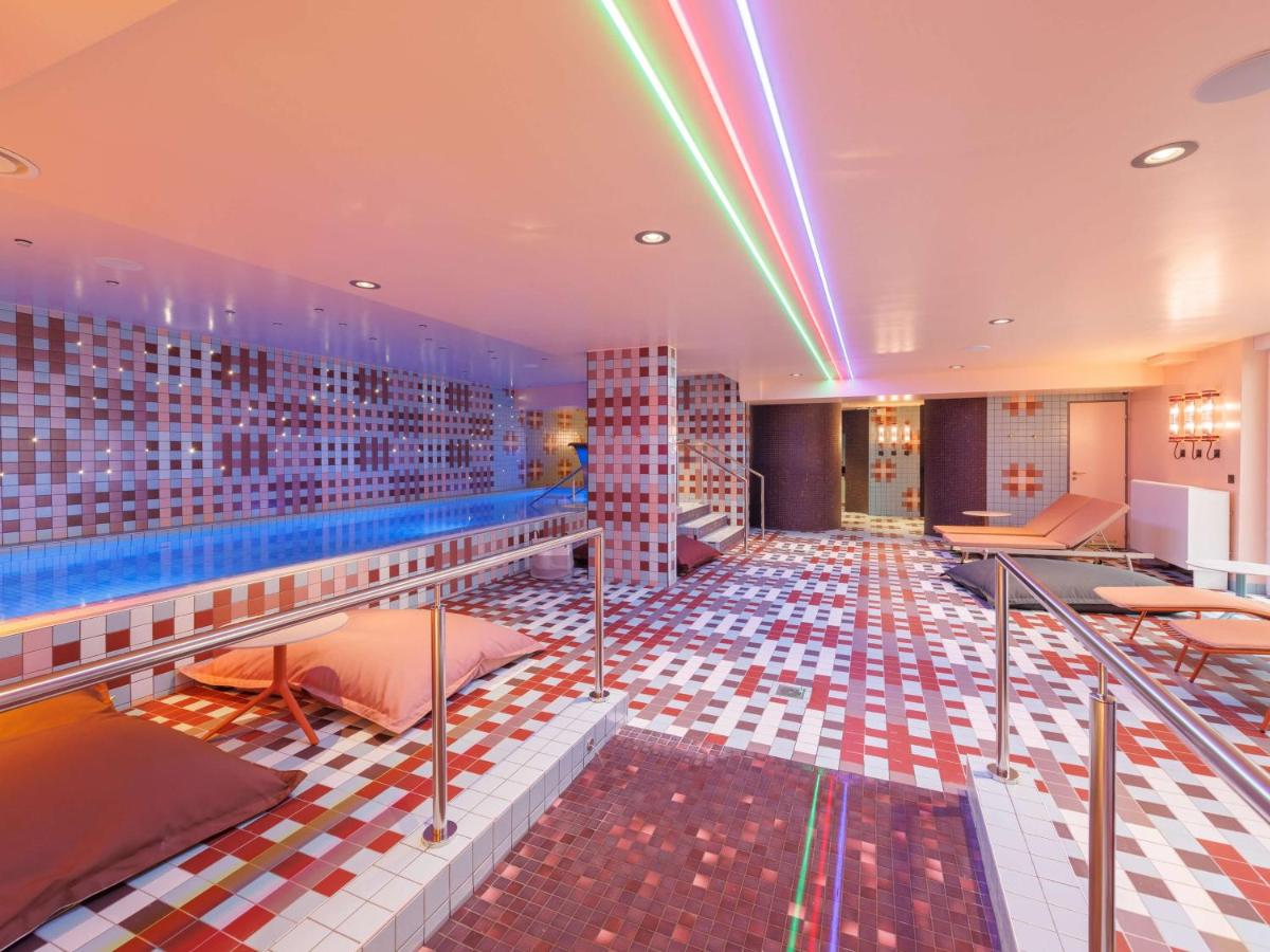 une grande pièce avec une piscine au milieu dans l'établissement Aiden by Best Western Clermont-Ferrand Hotel & Spa, à Clermont-Ferrand