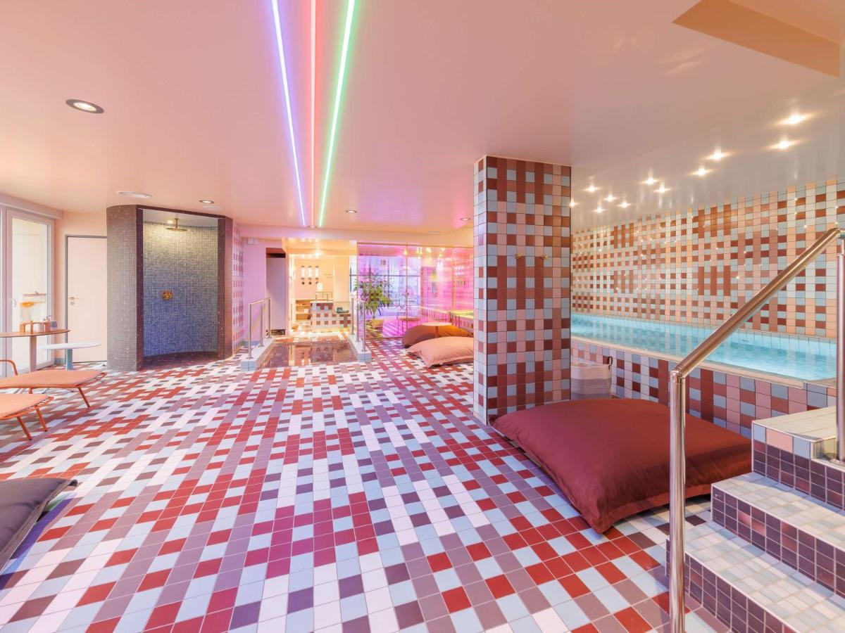 une chambre avec une piscine et un étage dans l'établissement Aiden by Best Western Clermont-Ferrand Hotel & Spa, à Clermont-Ferrand 119 autres photos