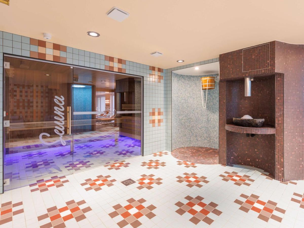 une salle de bain avec douche et sol carrelé dans l'établissement Aiden by Best Western Clermont-Ferrand Hotel & Spa, à Clermont-Ferrand