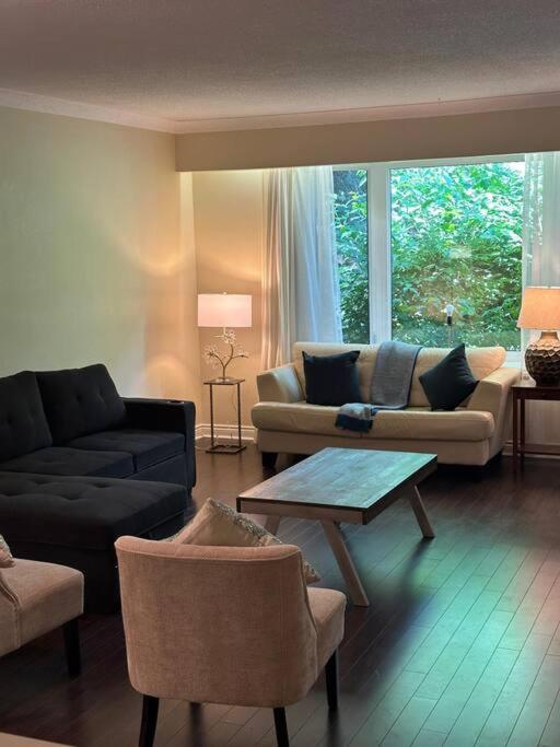 Five Bedroom Entire House in the Beautiful Port Credit & Lakeshore of Mississauga - Housity