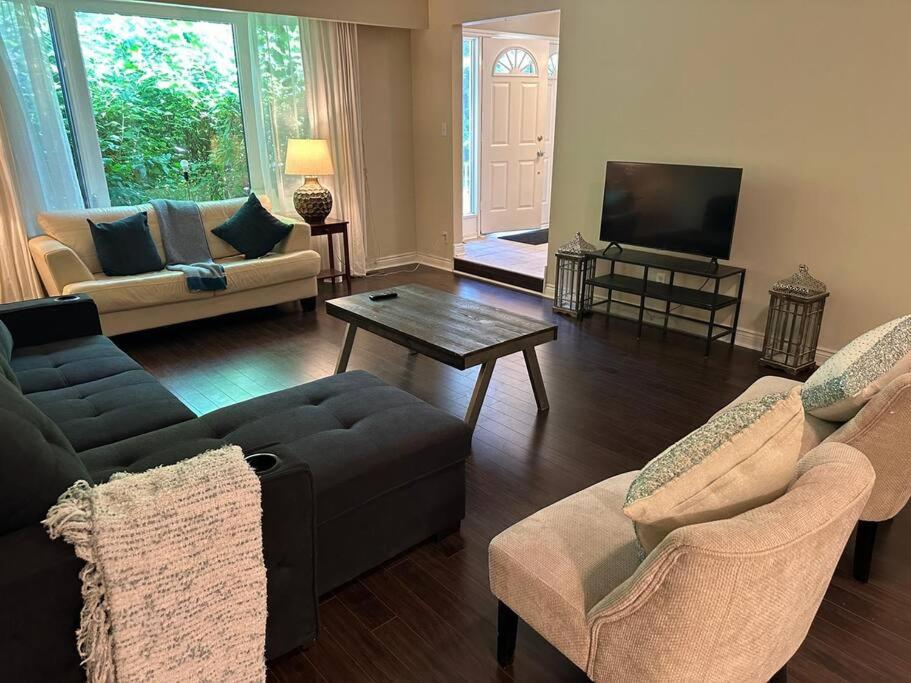 Five Bedroom Entire House in the Beautiful Port Credit & Lakeshore of Mississauga - Housity