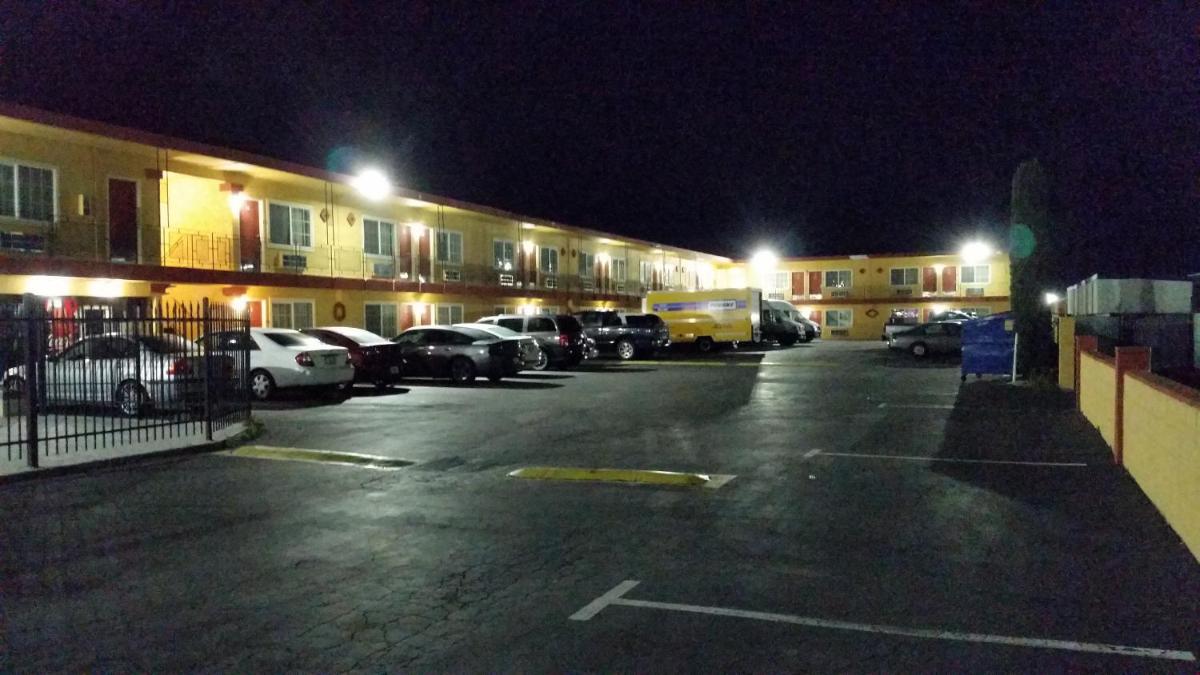 Econo Lodge - Housity