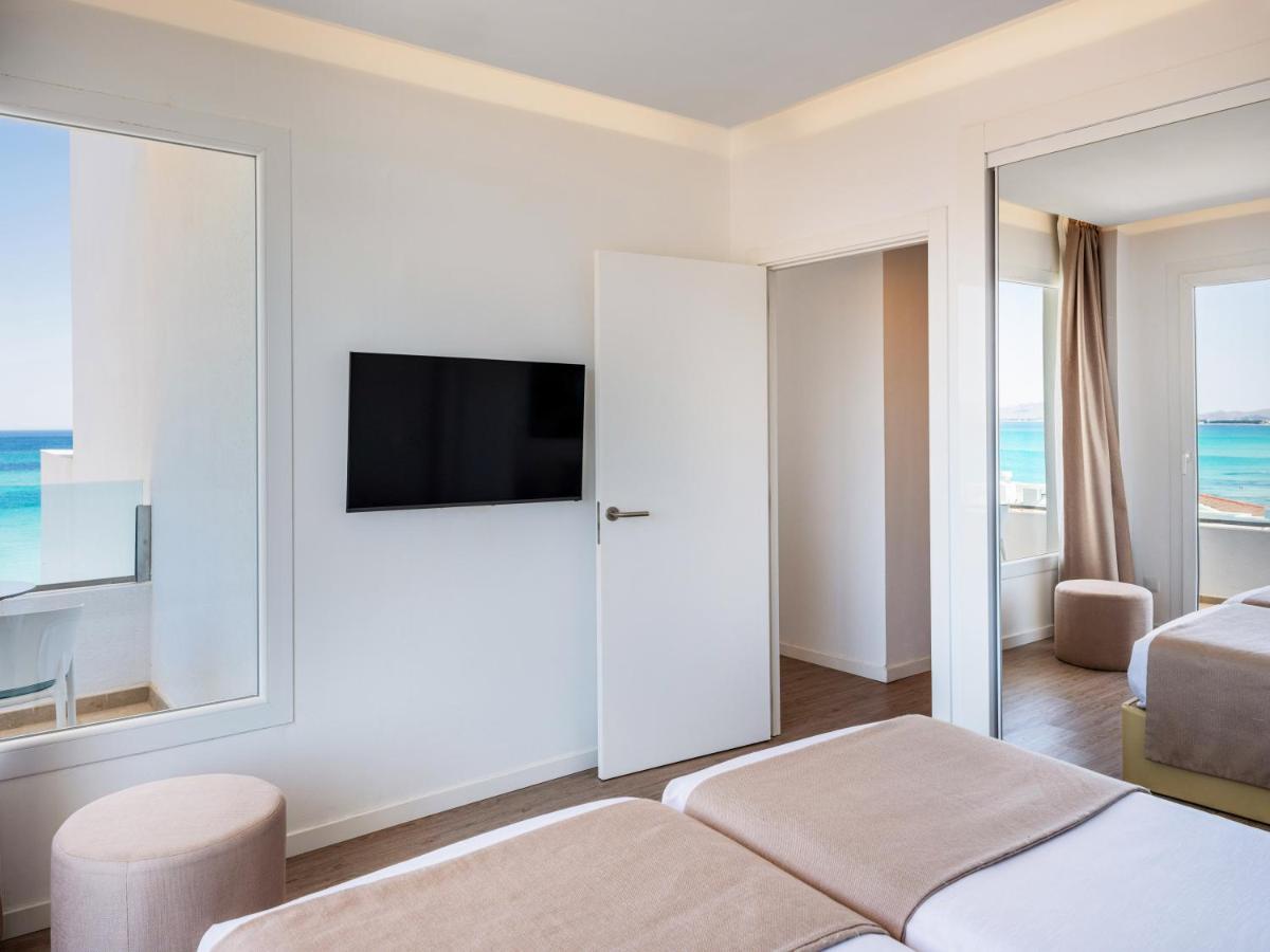 Una televisión o centro de entretenimiento en The Sea Hotel by Grupotel - Adults Only