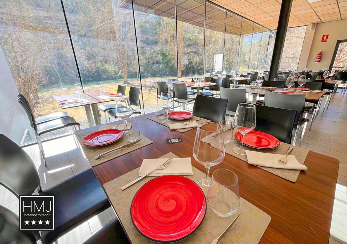 Un restaurante o sitio para comer en Hotel Spa Mirador