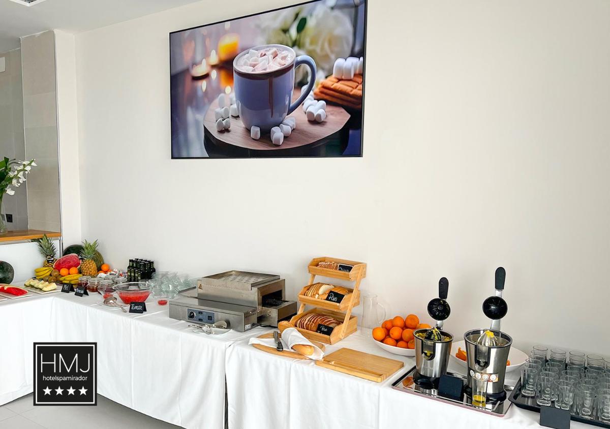 Comida en o cerca de este hotel