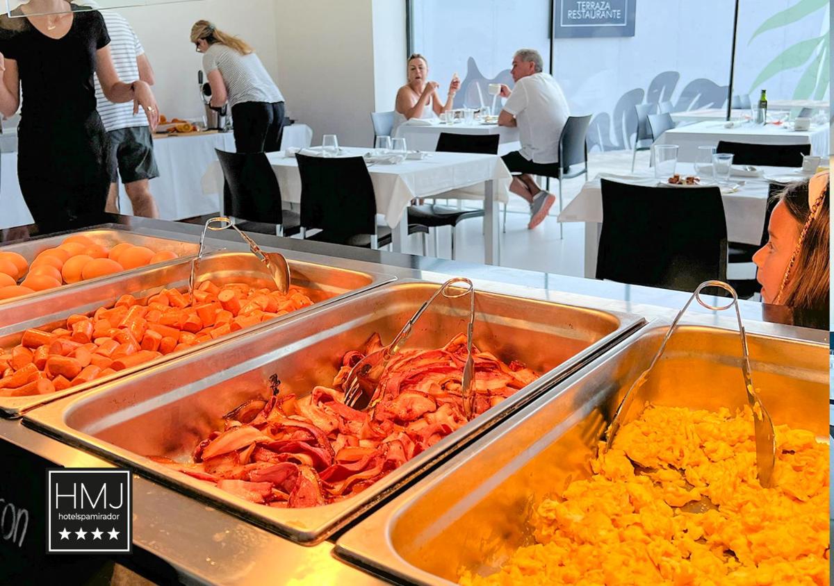 Comida en o cerca de este hotel