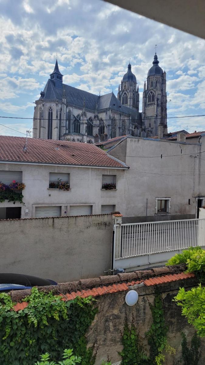 Au pied de la Basilique de Saint Nicolas de port - Housity