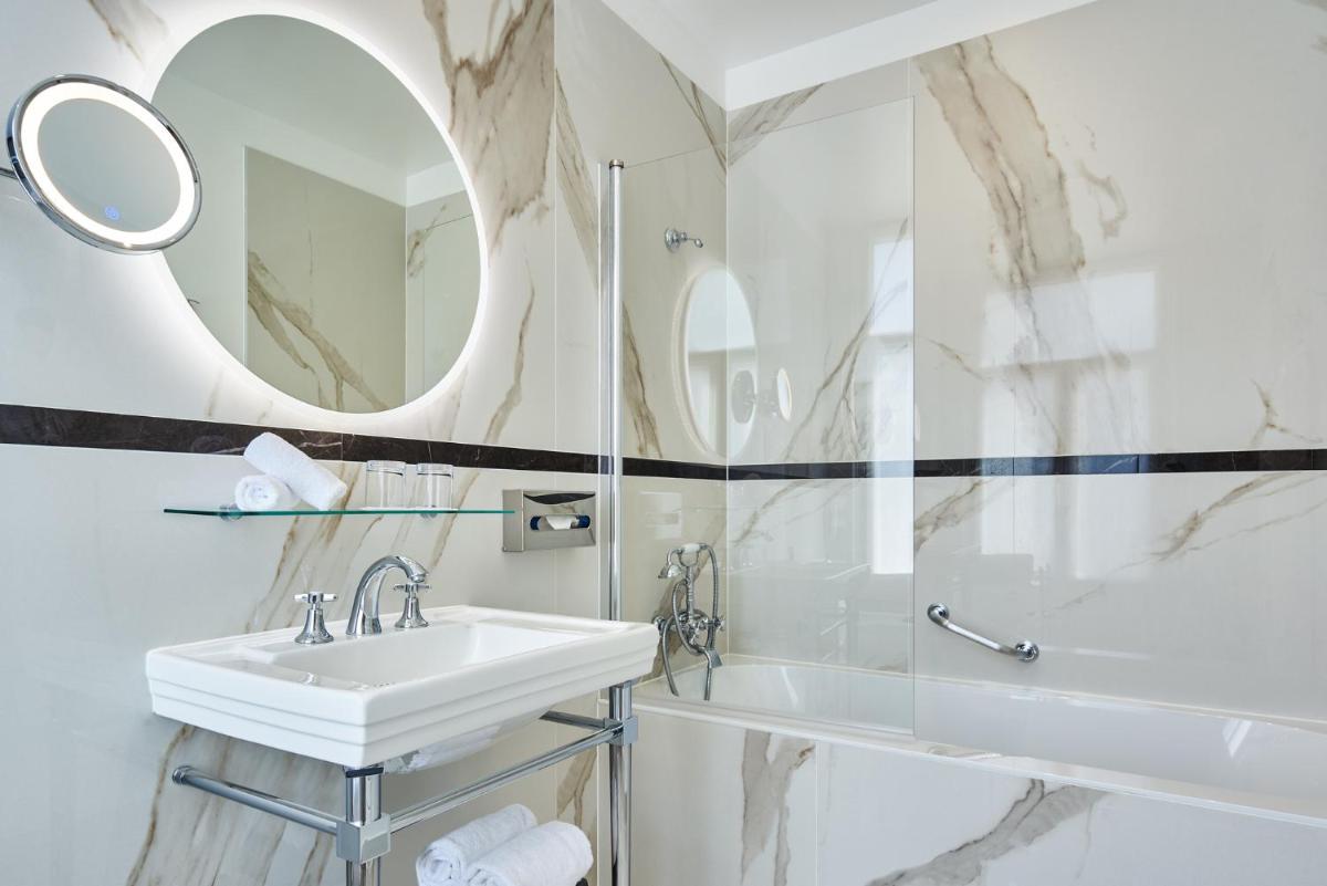 Salle de bains dans l'établissement Hotel Westminster