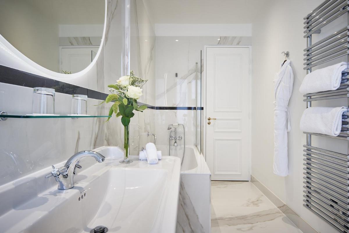 Salle de bains dans l'établissement Hotel Westminster