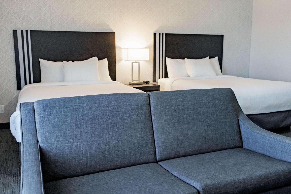 Park Inn by Radisson Edmonton Airport - Housity