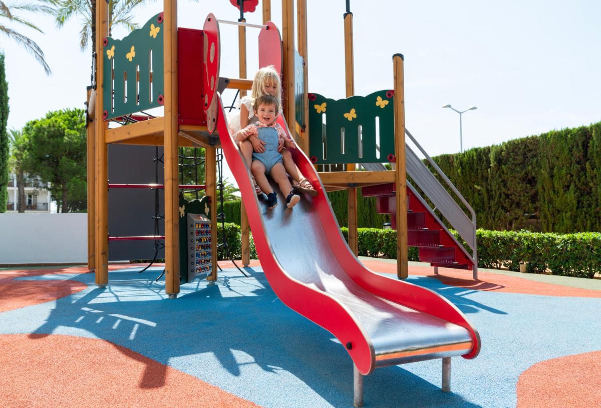 Zona de juegos infantil en Inturotel Sa Marina