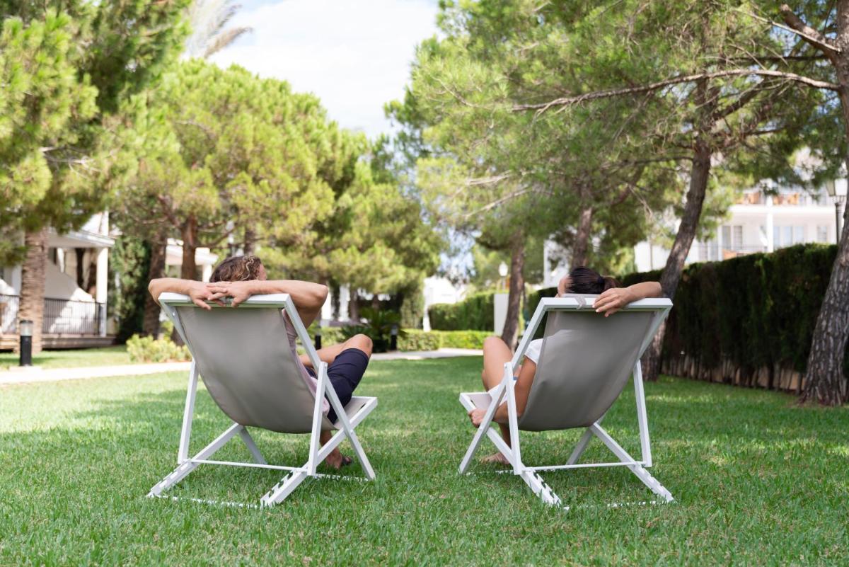 Jardín al aire libre en Inturotel Sa Marina