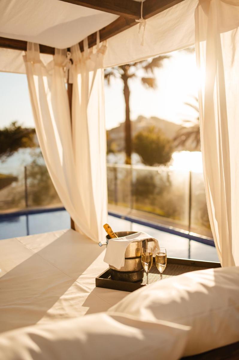 Cama o camas de una habitación en Secrets Mallorca Villamil Resort & Spa - Adults Only (+18)