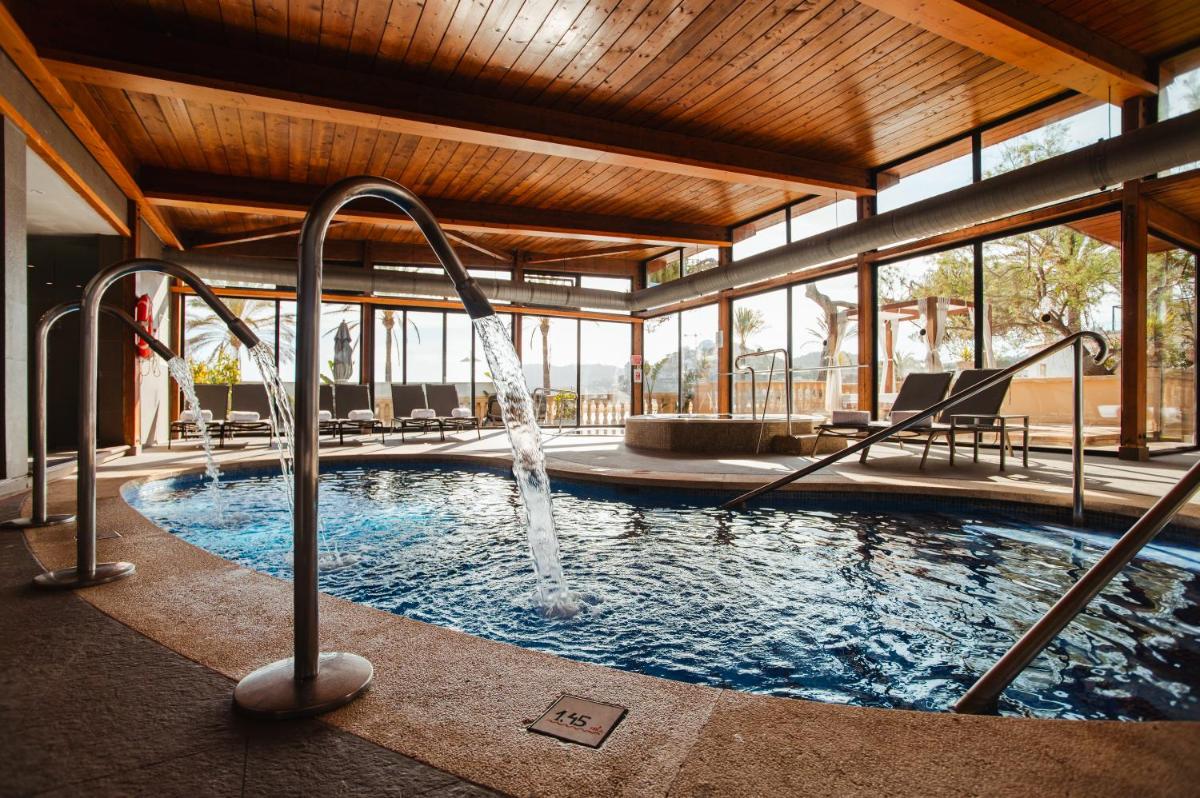 una piscina con fuente en un edificio en Secrets Mallorca Villamil Resort & Spa - Adults Only (+18), en Paguera