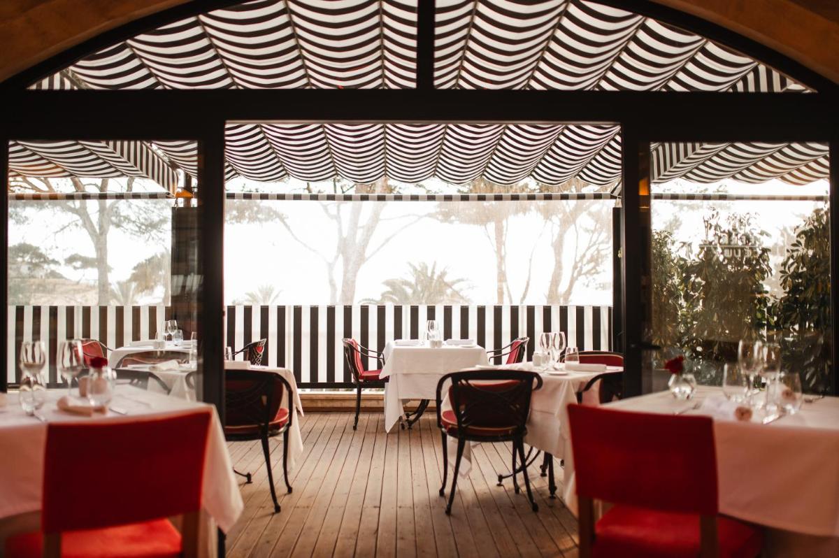 Un restaurante o sitio para comer en Secrets Mallorca Villamil Resort & Spa - Adults Only (+18)