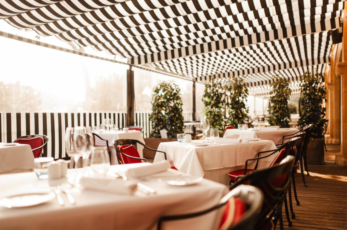 Un restaurante o sitio para comer en Secrets Mallorca Villamil Resort & Spa - Adults Only (+18)