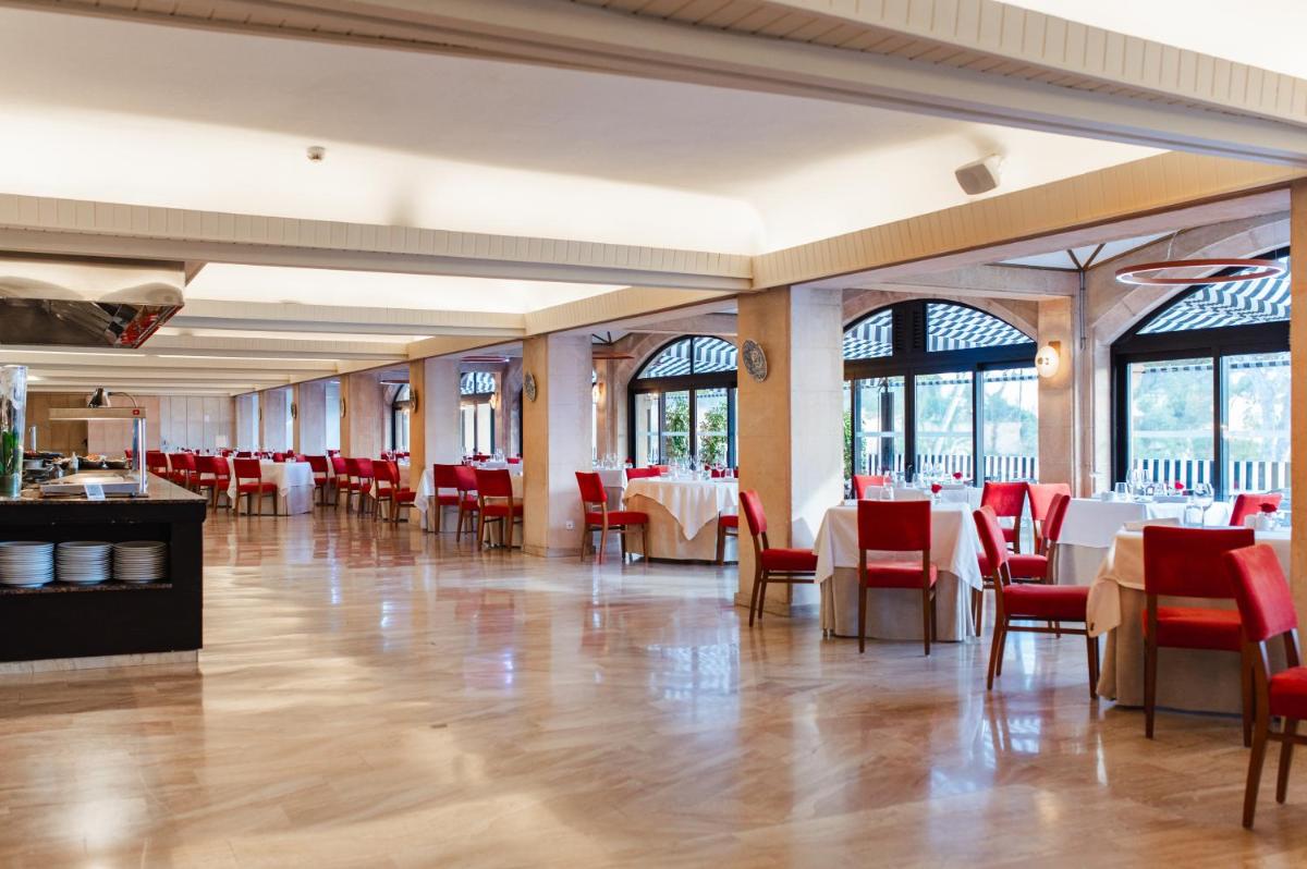Un restaurante o sitio para comer en Secrets Mallorca Villamil Resort & Spa - Adults Only (+18)
