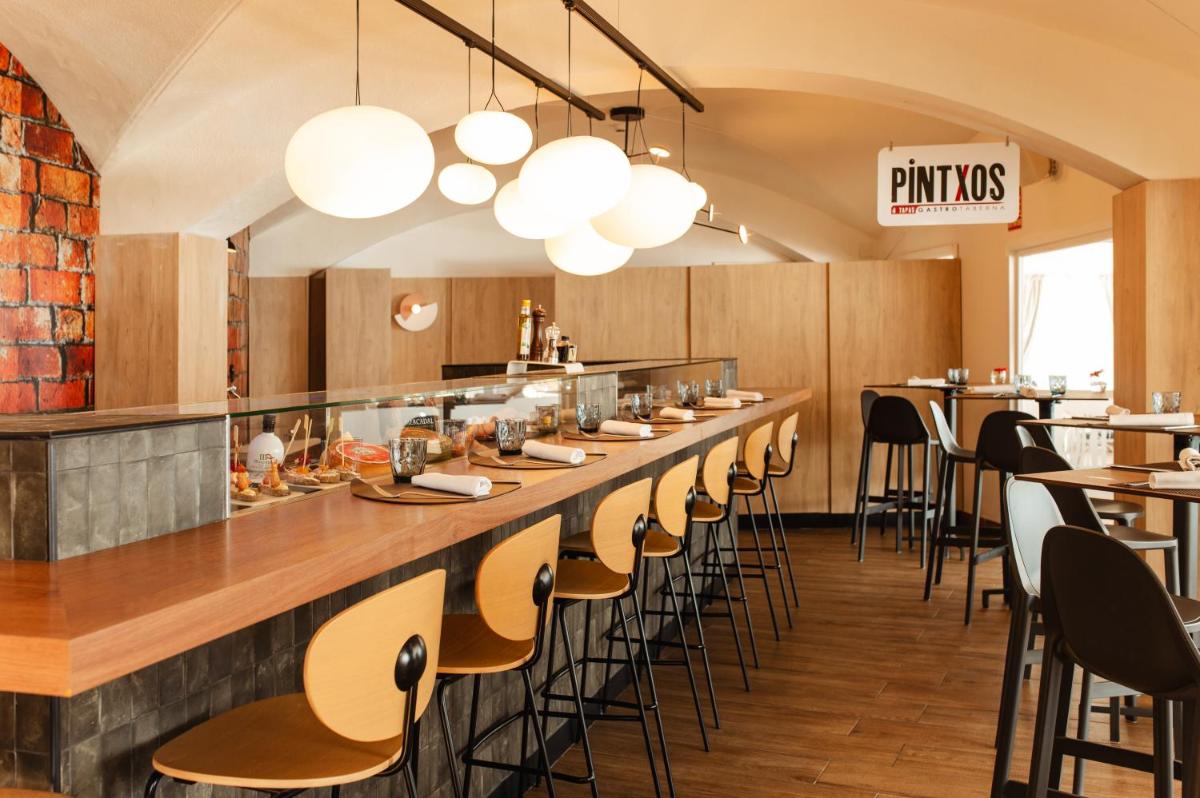 Un restaurante o sitio para comer en Secrets Mallorca Villamil Resort & Spa - Adults Only (+18)