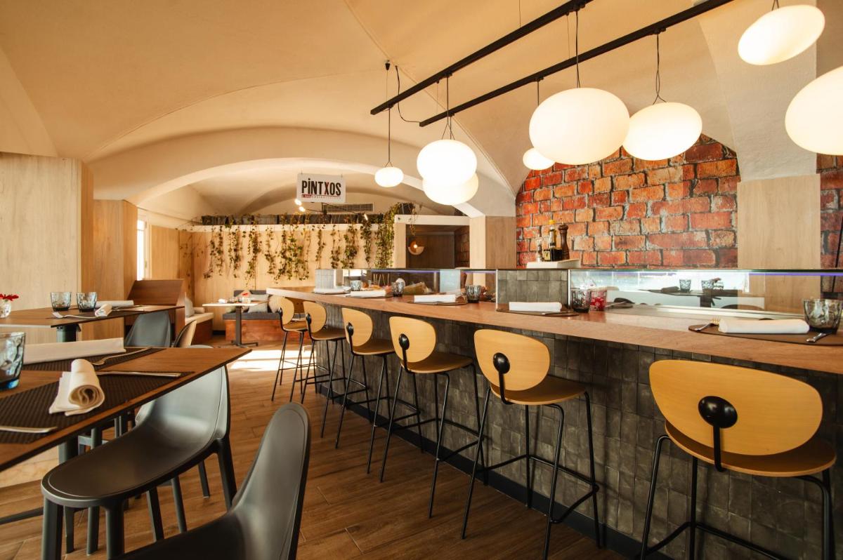 Un restaurante o sitio para comer en Secrets Mallorca Villamil Resort & Spa - Adults Only (+18)