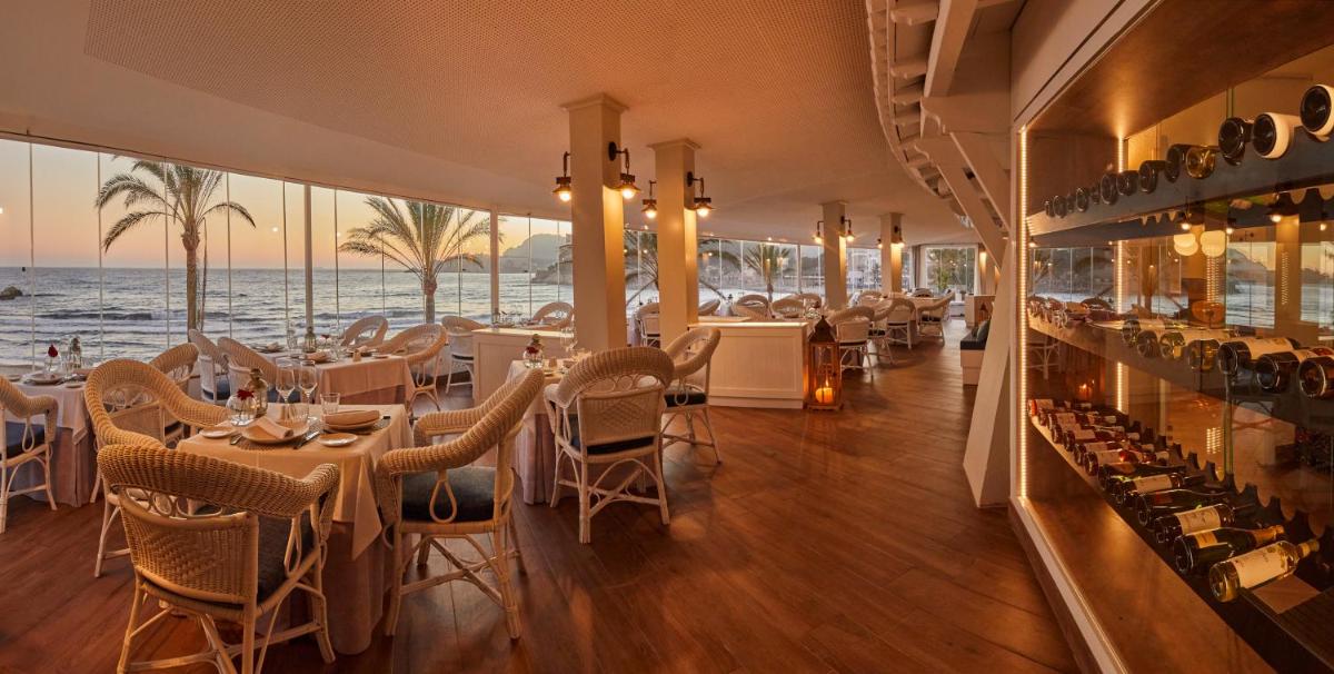 Un restaurante o sitio para comer en Secrets Mallorca Villamil Resort & Spa - Adults Only (+18)
