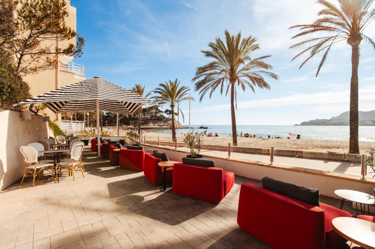 un restaurante con vistas a la playa en Secrets Mallorca Villamil Resort & Spa - Adults Only (+18), en Paguera