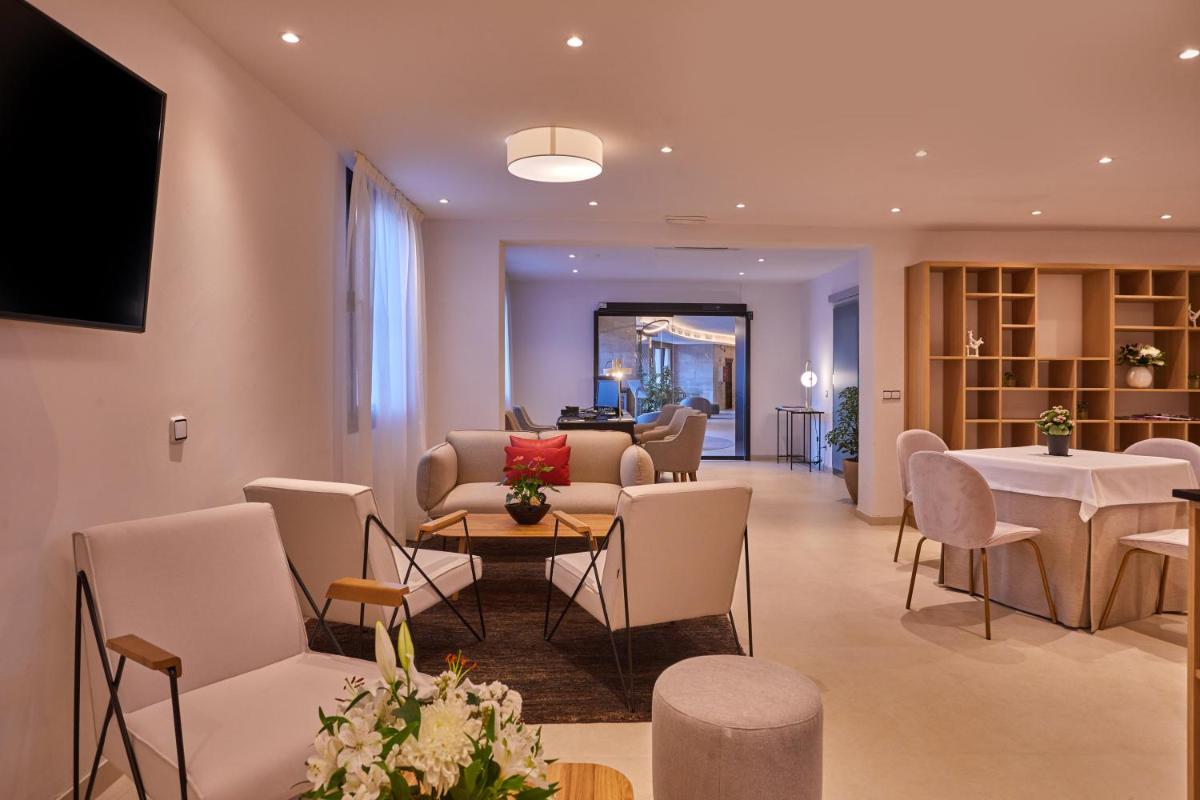 Una televisión o centro de entretenimiento en Secrets Mallorca Villamil Resort & Spa - Adults Only (+18)