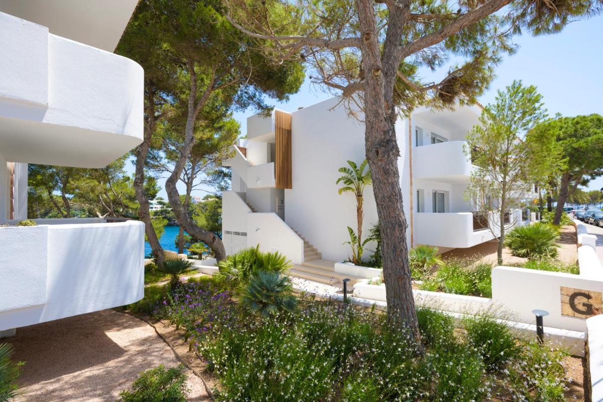 una casa en la playa con árboles en Inturotel Cala Azul, en Cala d´Or