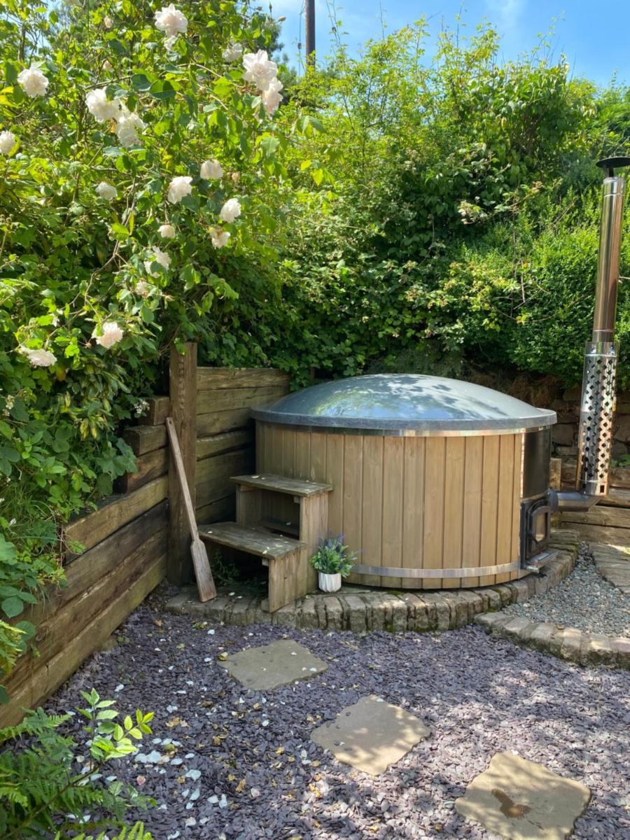 Rita's Luxury Retreat with Swedish Hot tub and Wood Fuelled Pizza Oven - Housity