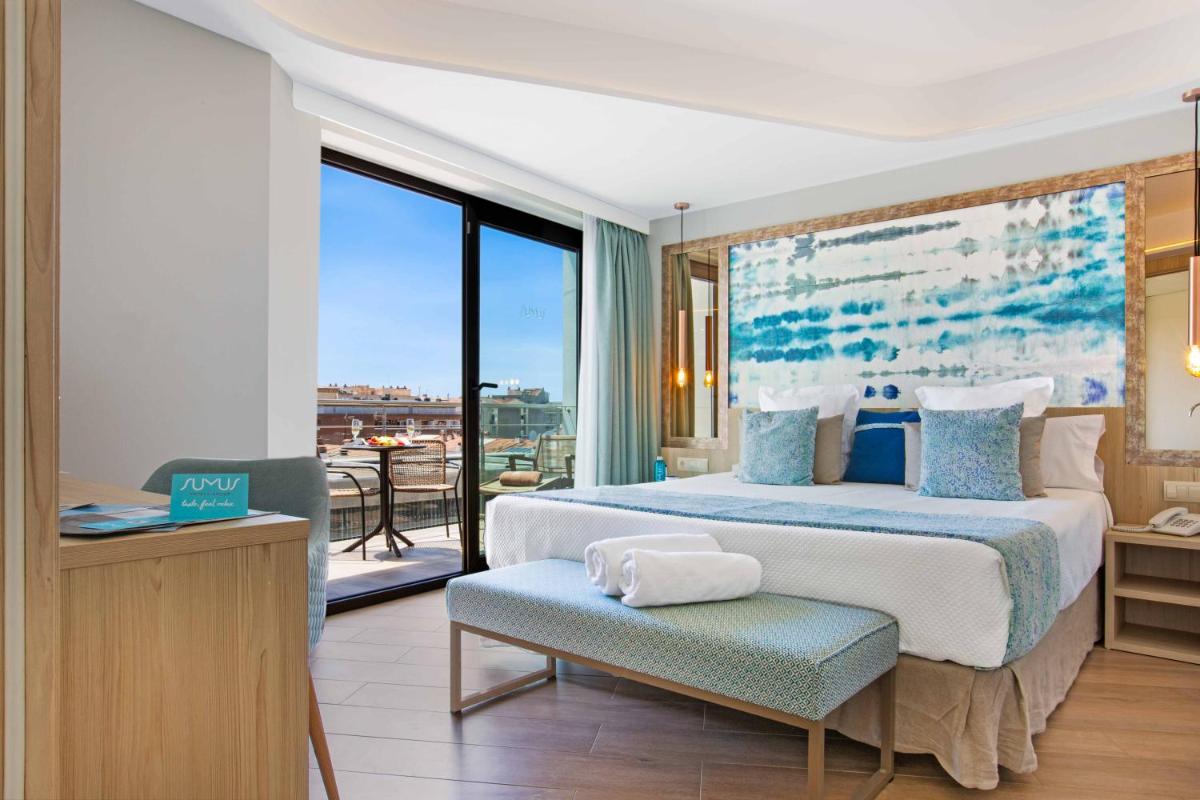 Un dormitorio con una cama grande y un balcón. en Sumus Hotel Stella and Spa 4S Adults Recommended, en Pineda de Mar Un dormitorio con una cama grande y un balcón. en Sumus Hotel Stella and Spa 4S Adults Recommended, en Pineda de Mar