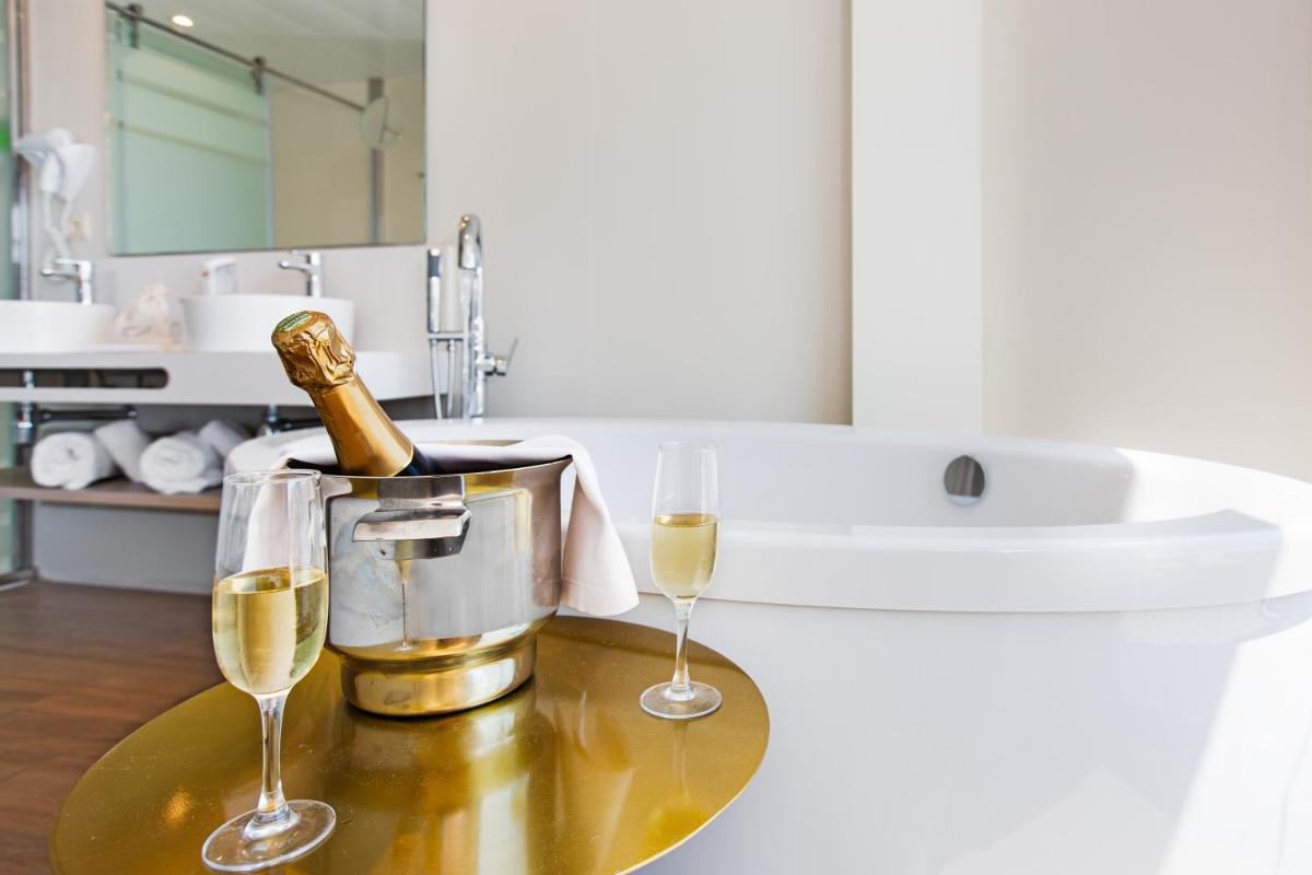 Un baño de Sumus Hotel Stella and Spa 4S Adults Recommended
