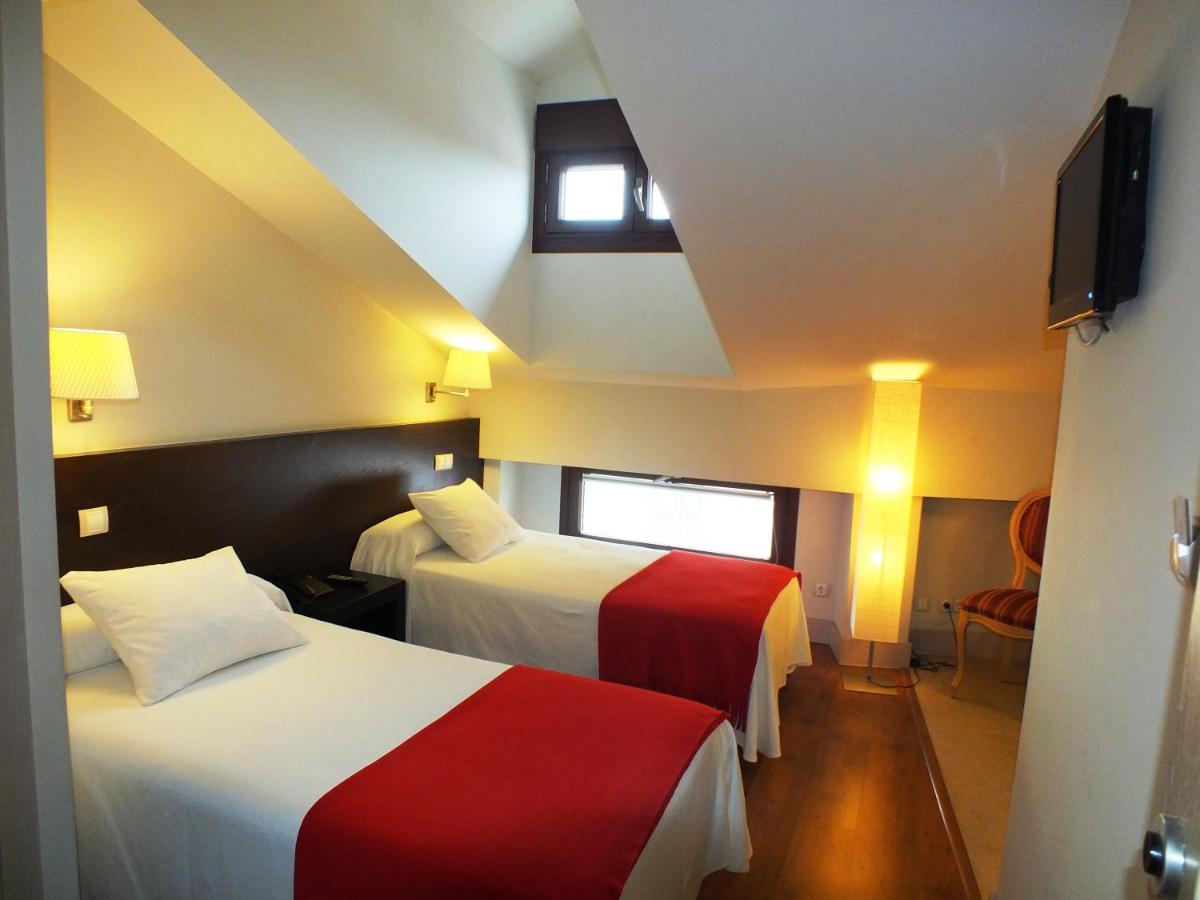 Hotel Puerta del Arco - Housity