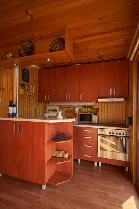 Homey house boat, great location - Housity