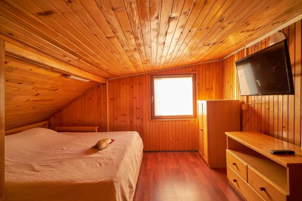Homey house boat, great location - Housity