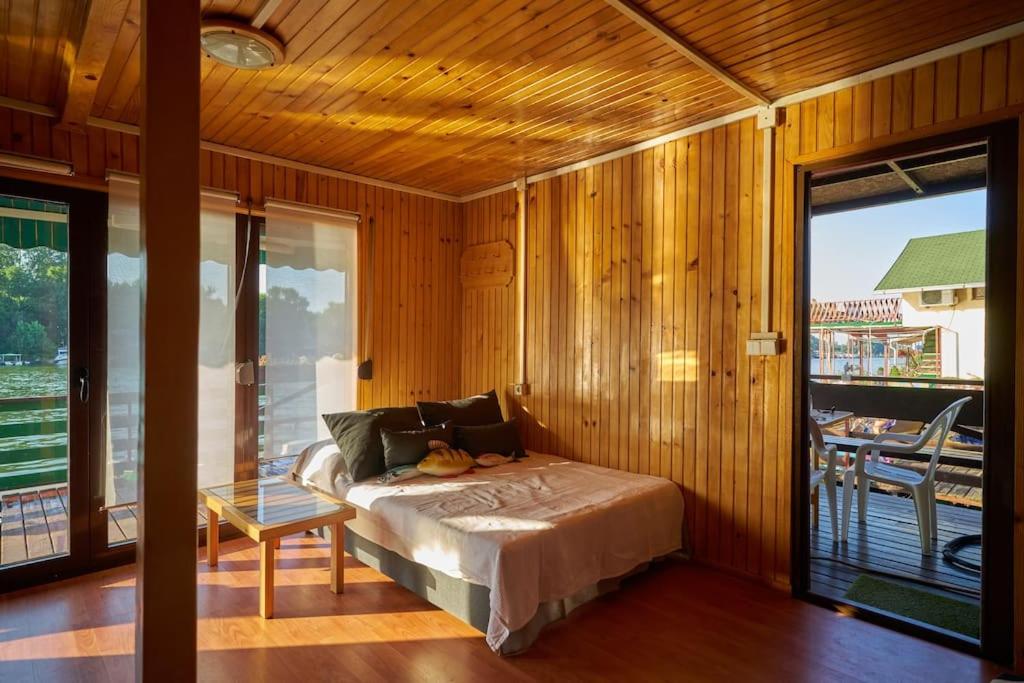 Homey house boat, great location - Housity