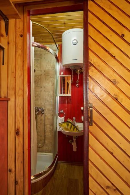 Homey house boat, great location - Housity