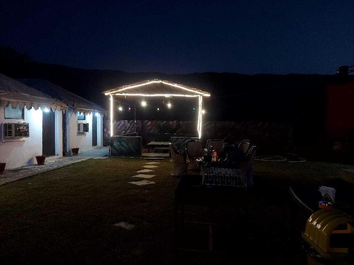 Super OYO Hotel O New Rock And Wood - Housity