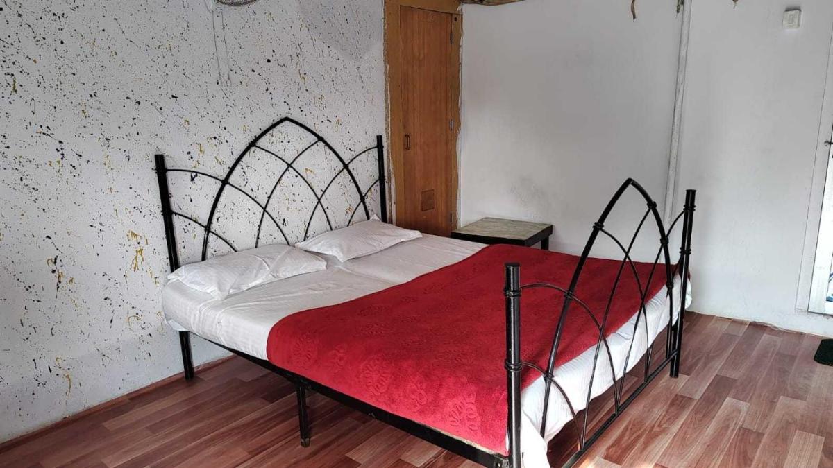 Super OYO Hotel O New Rock And Wood - Housity