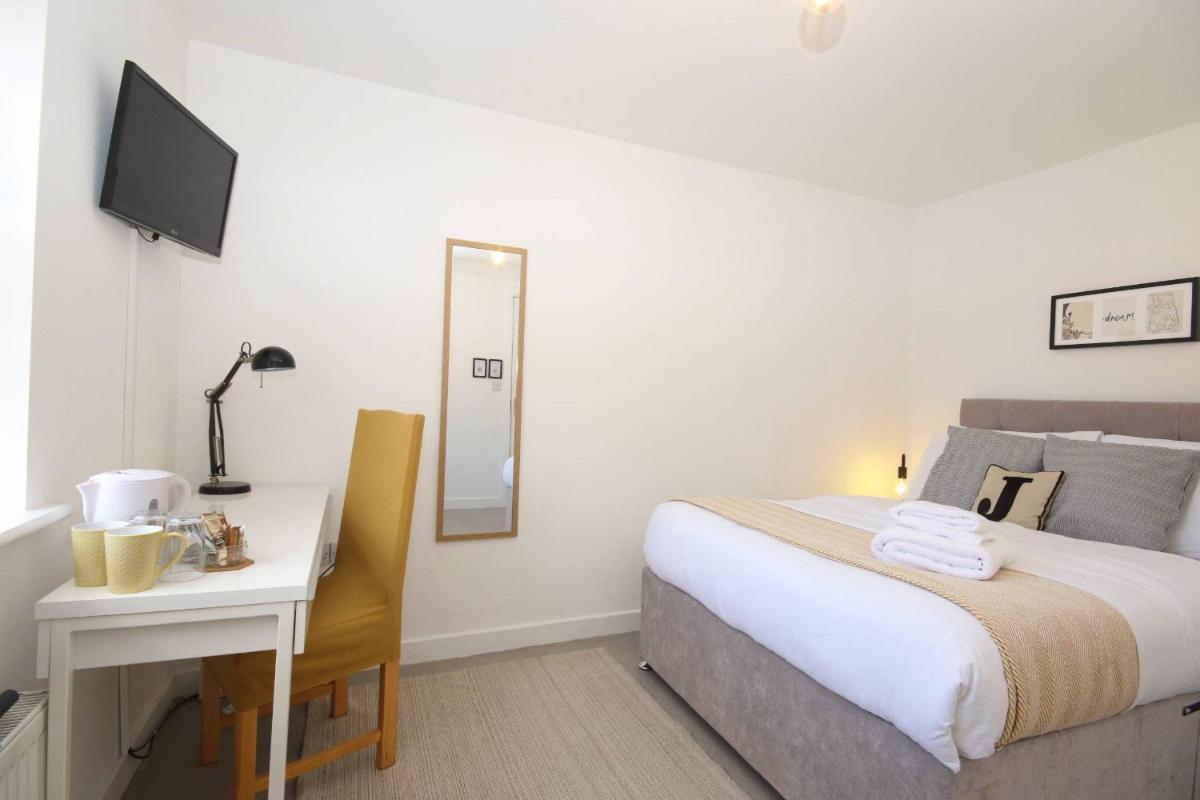 Double bed, Parking, Kitchen, TV, Wi-Fi & Desk in Modern Townhouse, Long Eaton - Perfect for Contractors, Pilots, Business Travellers & more - Housity