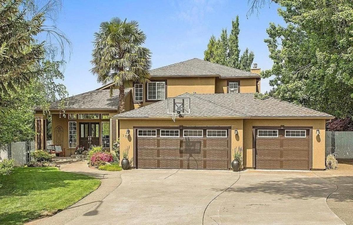 Fantastic Bright 4 Bedroom- Deck - Fireplaces - Housity