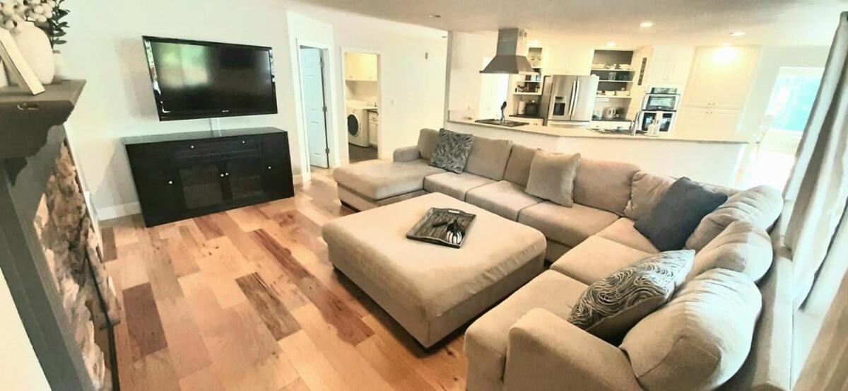 Fantastic Bright 4 Bedroom- Deck - Fireplaces - Housity
