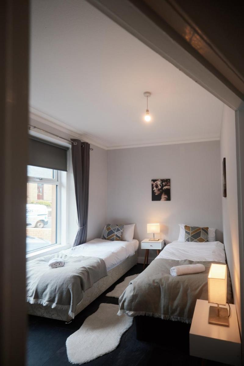 A Stunning And Slick Escape - Housity